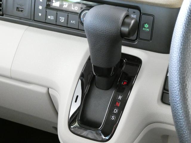 必ず使用するシフトレバー。確りと確認したいですね。