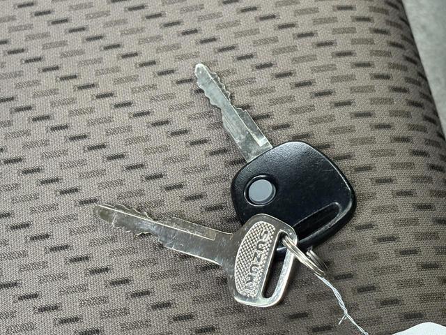 今や欠かせないアイテムとなったキーレス。もちろん付いています。直接キーを差し込まなくてもドアの施錠・開錠が出来ます。ドア回りのキズ防止にもなりますね