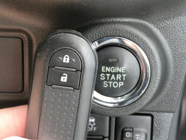 付いてて便利！とても人気の高い装備のスマートキーシステム。キーを携帯しているだけで、ドアロックの開閉並びにエンジンの始動が可能な装備です。プッシュスタートですのでエンジンの始動もボタンを押すだけです