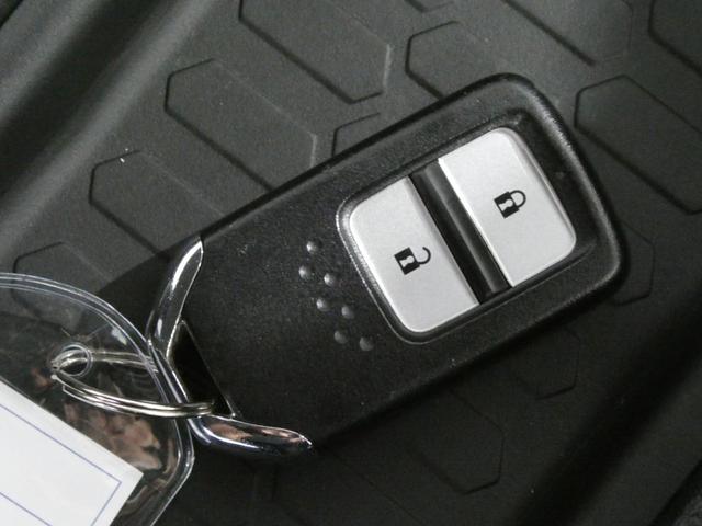 ●キーレスゴー（スマートエントリー機能）：キーを使わずに解錠やエンジン始動ができるキーレスゴー。キーを身につけるだけでドアを解錠できる機能。エンジン始動もボタンを押すだけです。