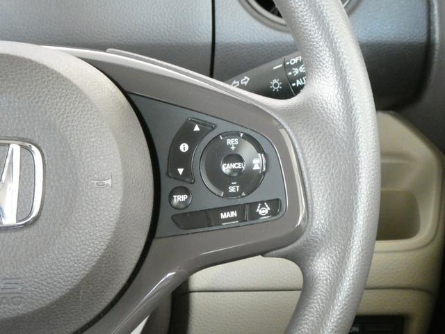 高速道路で便利なクルーズコントロール機能が付いていますよ。速度を設定するとアクセルを踏まなくても一定の速度で走ることができるので足を休ませる事ができますね。