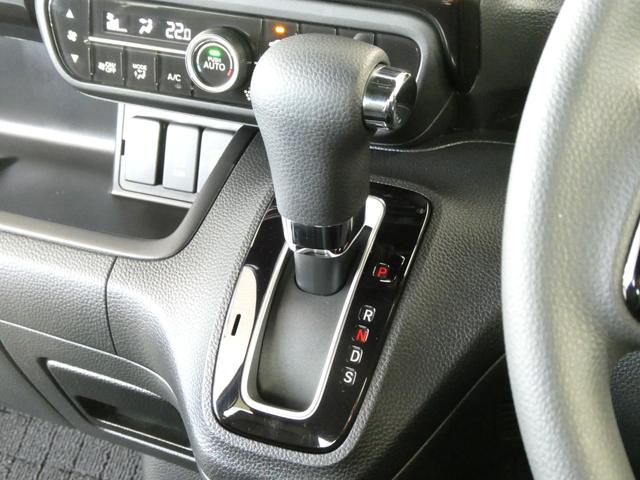 必ず使用するシフトレバー。確りと確認したいですね。