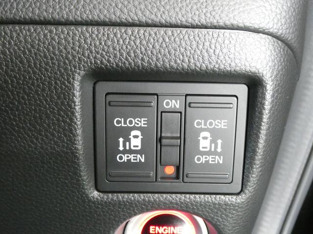 両側電動スライドドア装備！運転席よりボタン一つで開閉可能でございます。