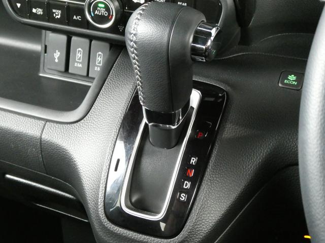 必ず使用するシフトレバー。確りと確認したいですね。