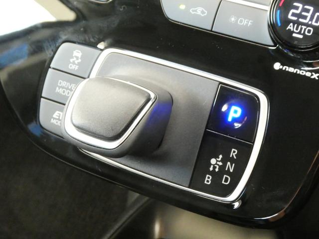 必ず使用するシフトレバー。確りと確認したいですね。