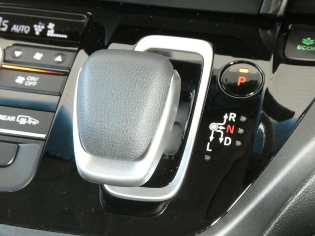 発進時や後退時に必ず操作するレバーです。操作のしやすさが肝になってきます。ぜひ一度体感してください。
