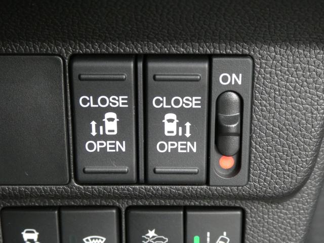 指先ひとつでドアオープン。【ワンアクション両側パワースライドドア】両手がふさがっていても、スイッチひとつでスライドドアが自動解錠＆自動オープンします。