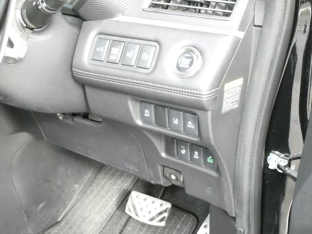 プッシュエンジンスタートはハンドル右側に配置されその他の操作系ボタンも全て右側に配置することで混乱することのないよう配慮されている◎