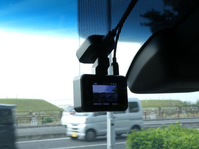 スライドドアやバックドアスイッチなどの操作ボタンは並べて配置される◎上位グレードならではのハンドルヒーターも装備◎