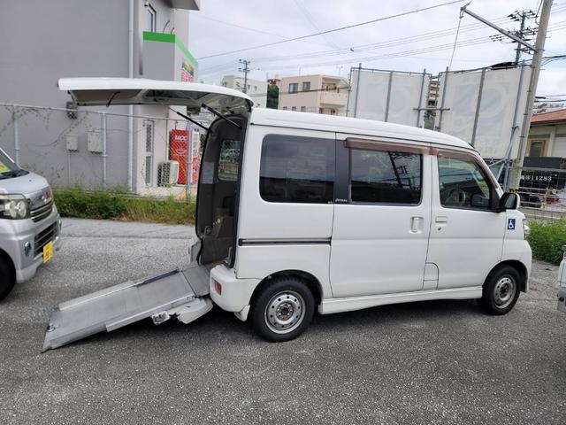 沖縄県の中古車ならアトレーワゴン 　スローパ－　リヤシートレス仕様　折り畳み補助シート　軽自動車　インパネＡＴ　フル装備　両側スライド