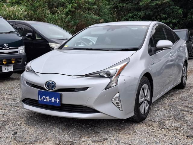 沖縄県中頭郡西原町の中古車ならプリウス Ａ　純正ナビ、Ｂｌｕｅｔｏｏｔｈ、フルセグＴＶ（走行中ＯＫ）ヘッドアップディスプレイ、バックカメラ、フォグランプ、自動ワイパー、純正シートカバー、コーナーセンサー１２個、自動ポール、レーダー取締探知機