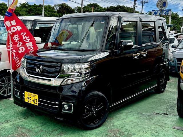 沖縄県中頭郡西原町の中古車ならＮ－ＢＯＸカスタム Ｇ　ＳＳブラックスタイルパッケージ　スマートキー２／ナビＴＶフルセグ／バックカメラ／フリップダウンモニター／Ｂｌｕｅｔｏｏｔｈ／デュアルパワースライドドア／シートヒーター／ＥＴＣ／オートミラー／ドラレコ／ＨＩＤライト／アイドルストップ