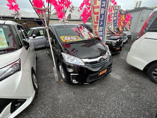 沖縄県の中古車ならフリードハイブリッド ハイブリッド　プレミアムエディション　ナビ．ＴＶ．ＣＤ．ＤＶＤ．Ｂｌｕｅｔｏｏｔｈ．ＥＴＣ．バックカメラ．両側パワースライドドア．本土中古車．修復歴無し．アルミ．ホイール．安全装備