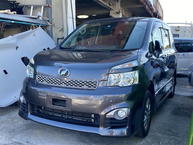 沖縄県沖縄市の中古車ならヴォクシー ＺＳ　煌ＩＩ　フル装備　ＷオートＡ／Ｃ　Ｐ／Ｓ　Ｐ／Ｗ　ＣＤ　Ｂｌｕｅｔｏｏｔｈ　ＵＳＢ入力端子　ラジオ　ナビ　Ｒスポ　Ｗエアバック　ＡＢＳ　プッシュスタート　スマートキー　衝突安全ボディ　ＨＩＤ　三列シート