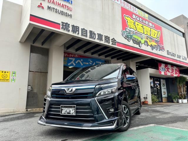 沖縄県の中古車ならヴォクシー ＺＳ　キーレスエントリー　スマートキー　盗難防止システム　アイドリングストップ　衝突軽減ブレーキ　衝突安全ボディー　ＬＥＤ　３列シート　フルフラット　ウォークスルー