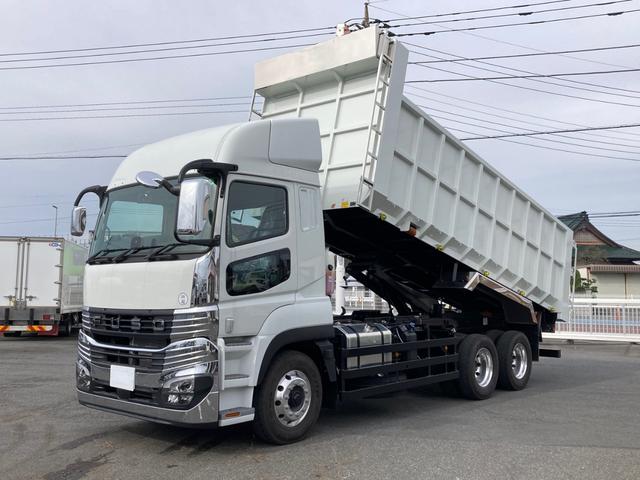 Ｒ７年式　三菱ふそう　スーパーグレート　深ダンプ 馬力は３９４ｐｓ　キャビンにはメッキパーツ、足元にはアルミホイールが搭載