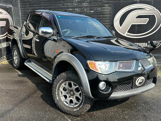 ベースグレード　ＮＯＸ適合　パートタイム４ＷＤ　４ドア　エアコン　パワーステアリング　パワーウインドウ　キーレスエントリーシステム　５人乗り
