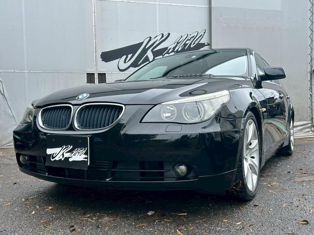 ５２５ｉ　ダブルエアコン　サイドエアバッグ　ＡＢＳ　純正アルミホイール１８インチ　キーレスエントリー　ＨＩＤ　オートライト　サンルーフ　革シート　パワーシート　オットマン　シートヒーター　純正ナビ　ＣＤ　ＭＤ