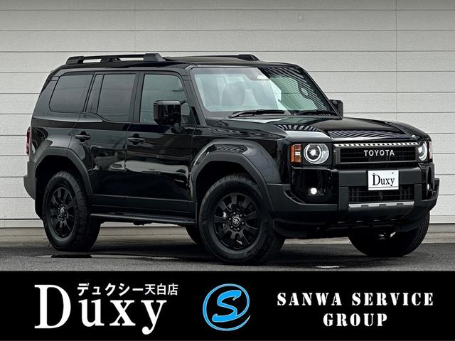 ランドクルーザー250(トヨタ) ZXファーストエディション 内装ブラウン 丸目ヘッドランプ JBLプレミアムサウンド ヘッドアップディスプレイ 電動格納サードシート 電動リヤデフロック 空気圧センサー 2列目シートヒーター&クーラー シートメモリ 置くだけ充電 中古車画像