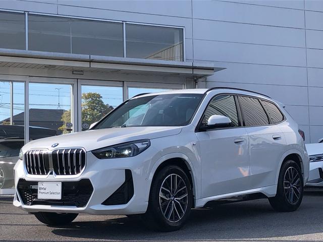 Ｘ１ ｘＤｒｉｖｅ　２０ｉ　Ｍスポーツ　当社試乗車ＵＰ・カーブドディスプレイ・ＡｐｐｌｅＣａｒＰｌａｙ・アンビエントライト・１８インチＡＷ・インテリアカメラ・ＨＵＤ・ハンズオフアシスト・シートヒーター・電動ゲート・全方位カメラ・ミラーＥＴＣ（1枚目）