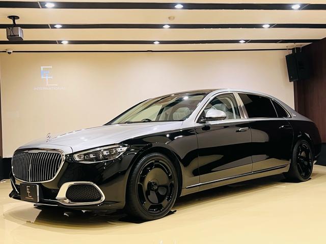 ツートンラッピング　純正ホイールブラックアウト ＯＰ７９０マヌフクトゥーアレザーエクスクルーシブ　クリスタルホワイト内装