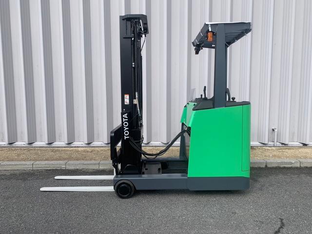 トヨタ 　フォークリフト・型式８ＦＢＲ１８・燃料タイプバッテリー・荷重１．３５ｔ・揚高５．５Ｍ・マスト３段フルフリー・アタッチメント無し（1枚目）