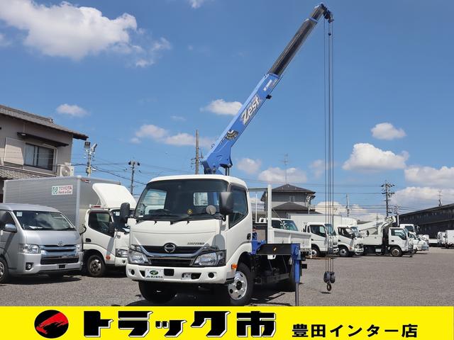 日野 デュトロ ３段クレーン　ラジコン　平ボディ　積載３ｔ