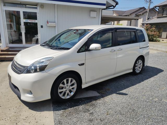 Toyota Isis Platana
