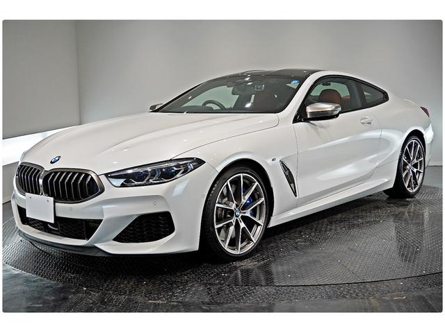 ＢＭＷ ８シリーズ Ｍ８５０ｉ　ｘＤｒｉｖｅクーペ　カーボンルーフ　赤／黒ツートンレザー　レーザーライト　純正ナビＴＶ　３６０°カメラ　アンビエントライト　ソフトクローズドア　２０ＡＷ　ＥＴＣ　ドラレコ