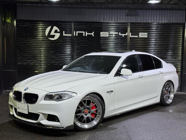 ５３５ｉ　Ｍスポーツパッケージ　正規ディーラー車　右Ｈ　サンルーフ　ダウンサスペンション　ＢＢＳ２１インチホイール　レッドブレーキキャリパーカバー　カーボンフロントスポイラー　カーボン調リアスポイラー　黒革シート　ＥＴＣ　Ｂカメラ