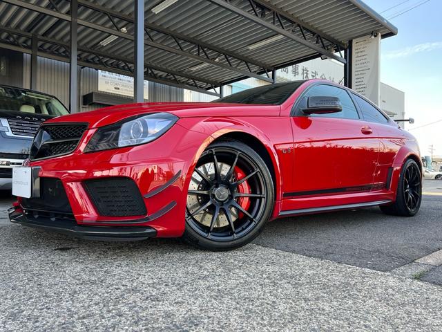 Ｃ６３　ＡＭＧクーペ　パフォーマンス　正規ディーラー車　ブラックシリーズ　５０台限定　４シーターパッケージ　ＡＭＧカーボンエクステリアＰＫＧ　ＡＭＧエアロダイナミクスＰＫＧ　新車取説　保証書　スぺキー有り