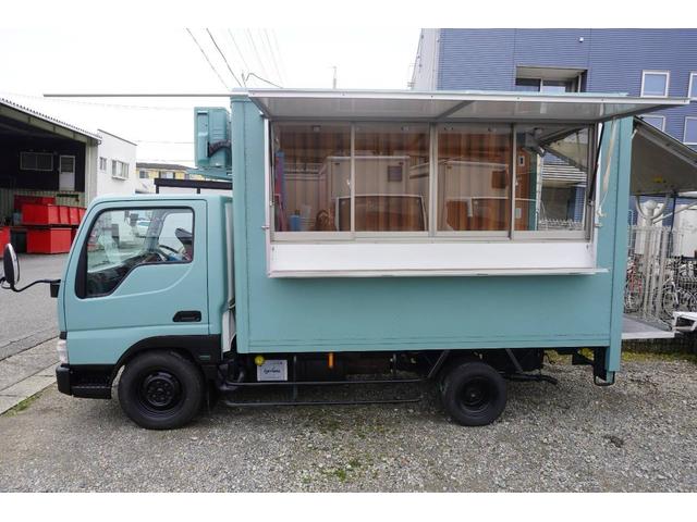 　キッチンカー　移動販売車　ケータリングカー　フードトラック（Ｃ）／全塗装　側面跳上扉＋テーブル．窓サッシ．シンク．換気扇．床．照明．外部電源．コンセント．壁紙．８ナンバー登録
