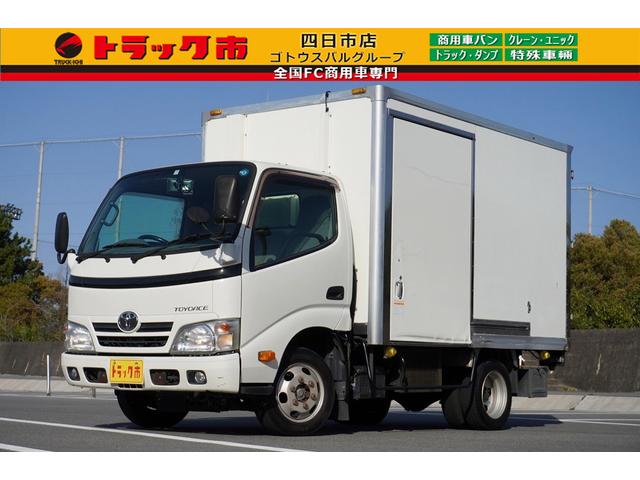 トヨタ トヨエース 冷蔵冷凍車　－７℃中温設定　左サイド扉　Ｗタイヤ　－７℃　中温設定　全低床　Ｗタイヤ　トヨタ車体　左サイドドア　車幅灯　左電動格納ミラ－　集中ロック　バックカメラ　アイドルアップ　荷台内寸２９６／１７５／１７４　荷台高８５　車両総重量３８５５ｋｇ