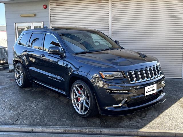 ジープ・グランドチェロキー(ジープ) ＳＲＴ　左Ｈ　新車並行　パノラマサンルーフ　カーボンインテリア　Ｂｒｅｎｂｏブレーキ　ＲＯＨＡＮＡ２２ｉｎｃｈ　パドルシフト　ローンチコントロール　ＢＬＵＥＴＯＯＴＨ　バック＆サイド＆アンダーカメラ　ＥＴＣ 中古車画像
