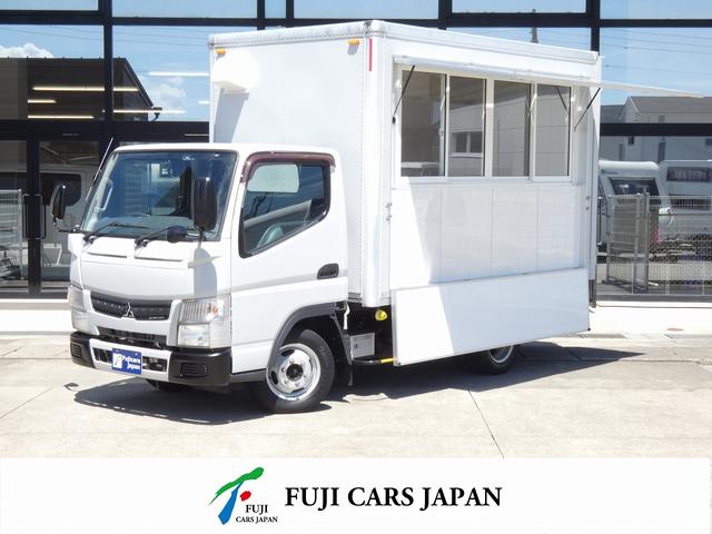 キャンター 　移動販売車　キッチンカー　ケータリングカー　ベース車　自社新規架装モデル　上下開口式　跳ね上げ式販売口　オフセットパネル　キッチンパネル　フローリングフロア　換気扇　４枚サッシ（1枚目）