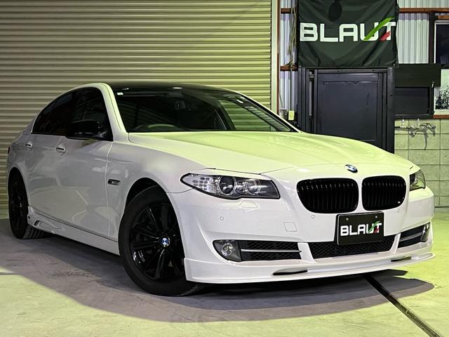 5シリーズセダン（BMW）５２３ｉ　カスタム車両ホワイト＆ブラックツートンカラー／１７インチブラックアルミホイール／社外エアロ／ＥＴＣ／バックカメラ／禁煙車 中古車画像