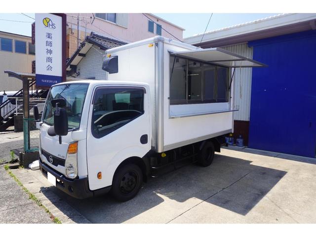 　キッチンカー　移動販売車　ケータリングカー　フードトラック（Ｃ）／側面跳上扉＋テーブル．窓サッシ．シンク．換気扇．床．照明．外部電源．コンセント．８ナンバー登録