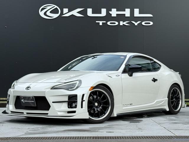 ８６ ＧＴ　ＫＵＨＬ０１Ｒ－ＧＴフルエアロ／ＫＵＨＬ４テールマフラー／ＴＥＩＮ車高調整式サス／ＷＯＲＫ　ＥＭＯＴＩＯＮ１８インチＡＷ／前後型ドライブレコーダー／７インチフルセグＳＤナビ／レーダー探知機（1枚目）