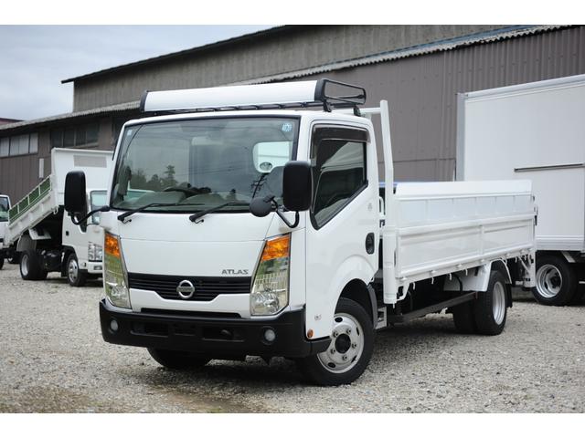 日産 全低床２ｔロング平ボディパワーゲート付　６速マニュアル　パワーゲート昇降能力６００ｋｇ　ディーゼル　バックカメラ　ルーフラック　２トン積載　車両総重量４７１５ｋｇ　荷台内寸４２９２－１７９７－３９２　ゲートテーブルサイズ８６６－１７１２