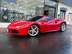 488GTB  F1 DCT フロントリフター ロッソコルサキャリパー カーボンエンジンカバー フェラーリフェンダーエンブレム アダプティブヘッドライトシステム フロントリヤセンサー コーンズ記録簿 中古車画像