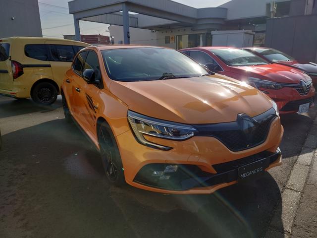 メガーヌ(ルノー) Ｒ．Ｓ．ウルティム　ルノー・スポール　ウルティム　世界限定１９７６台　ＢＯＳＥサウンドシステム９スピーカー＋サブウーファー　スポーツエキゾースト　ＲＳドライブ　トルセンＬＳＤ　Ｂｒｅｍｂｏ製フロントブレーキキャリパー 中古車画像