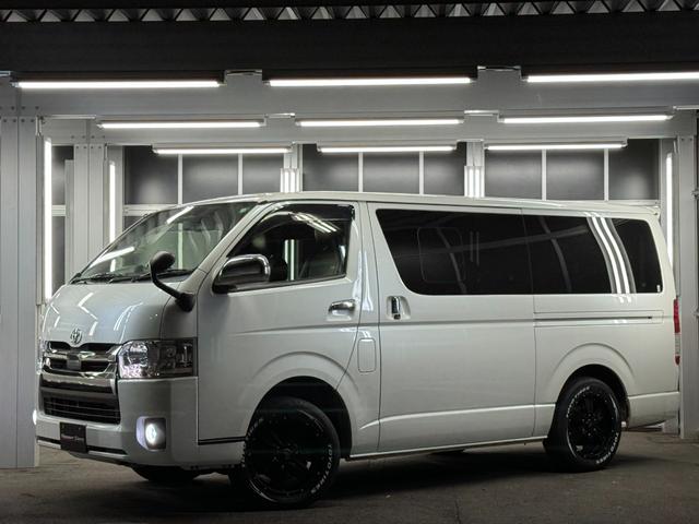 ハイエースバン スーパーＧＬ　ダークプライムＩＩ　トヨタセーフティセンス／ナイトロパワー１７インチ／新品ＴＯＹＯホワイトレター／ＬＥＤヘッドライト／オートハイビーム／レザー調シートカバー／コンビハンドル／純正メモリーナビＴＶ／Ｂカメラ／リアスポイラー（1枚目）
