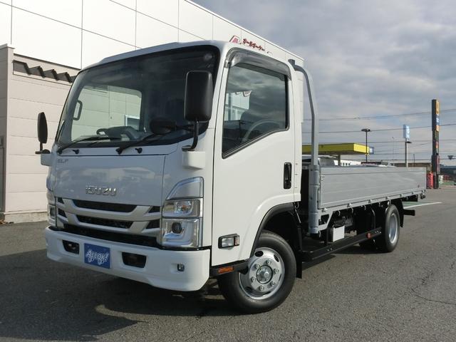 エルフトラック ロングフルフラットロー ワイド 4WD 届出済未使用車 荷台内寸 長さ436cm 幅207cm 高さ38cm バックカメラ 木製デッキ LEDヘッドフォグ アルミアオリ 衝突軽減ブレーキ 電格ミラー リヤゲートチェーン(1枚目)