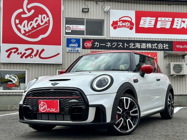 ＭＩＮＩ ＭＩＮＩ ジョンクーパーワークスプレミアム＋Ｐエセンシルトリム　シートヒータ／アダプティブサスペンション／グレーアクセントブラック革・スエード調コンビシート／バックカメラ／ＥＴＣ／自動防眩ミラー／ヘッドアップディスプレイ／衝突警告／歩行者警告／車線逸脱警告／