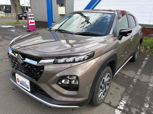 フロンクス ベースグレード　４ＷＤ　全周囲カメラ　クリアランスソナー　オートクルーズコントロール　レーンアシスト　衝突被害軽減システム　ナビ　オートライト　ＬＥＤヘッドランプ　アルミホイール　スマートキー　アイドリングストップ（1枚目）