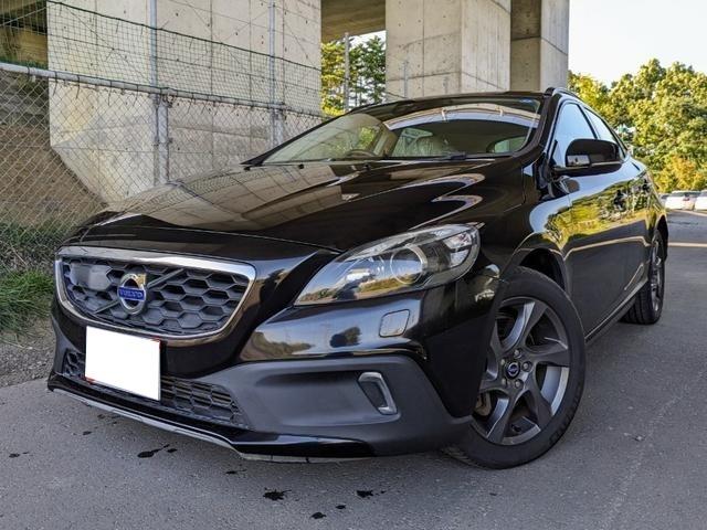 Ｖ４０ クロスカントリー　Ｔ５　ＡＷＤ　アイシン製オートマチック　衝突被害軽減ブレーキ　白（ブロンド）本革シート　スマートキー　シートヒーター　Ｂｌｕｅｔｏｏｔｈ　純正ナビ　フルセグＴＶ　パワーシート　アダプティブクルーズコントロール