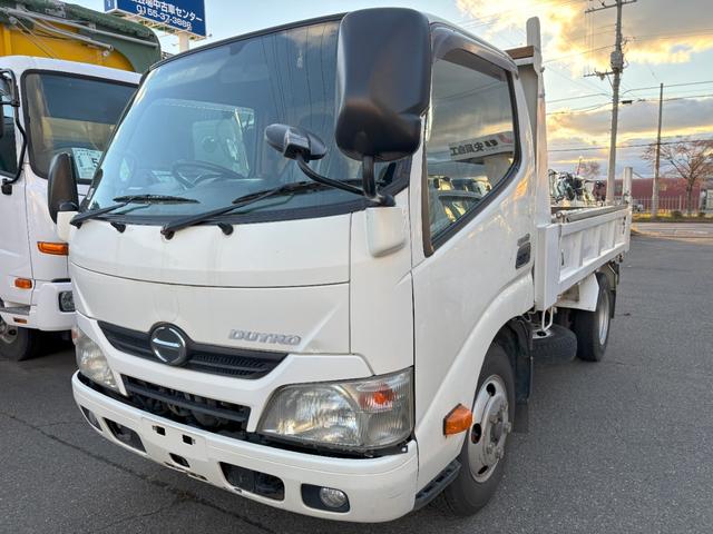 　３ｔ　低床標準ダンプ　３．０７ｍ荷台長　４ナンバー　定員３名　極東開発工業製　走行９９１２０ｋｍ　５速　積載量３０００ｋｇ　車輌総重量５９１５ｋｇ　ＥＴＣ