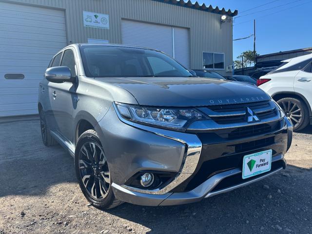 アウトランダーＰＨＥＶ Ｇセーフティパッケージ　ＬＥＤヘッドライト　衝突軽減ブレーキ　ヒーターハンドル　Ｐシート　３６０°モニター　夏冬タイヤアルミ付　充電コード付　ヒッチメンバー（1枚目）