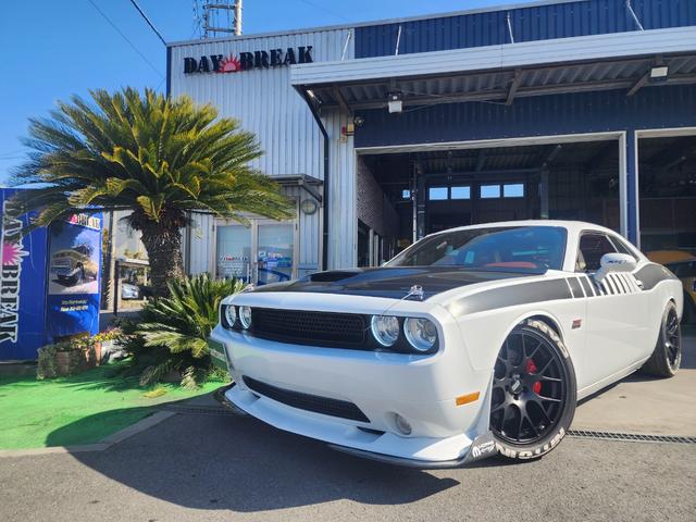 ＳＲＴ８　３９２　６４００ｃｃ　Ｖ８　ＨＥＭＩ　ＢＢＳ２０インチアルミホイール　ローダウン　ブレンボキャリパー　マフラー　カスタムレザーシート　パナソニックナビ　バックカメラ　サンルーフ　ＥＴＣ