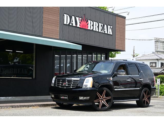 ベースグレード　６２００ＣＣ　Ｖ８　Ｌｅｘａｎｉ２４インチアルミホイール　ＧＩＢＳＯＮマフラー　社外ヘッドライト　カロッツェリアナビ　バックカメラ　ベージュレザーシート　シートヒーター　パワーシートテールゲート